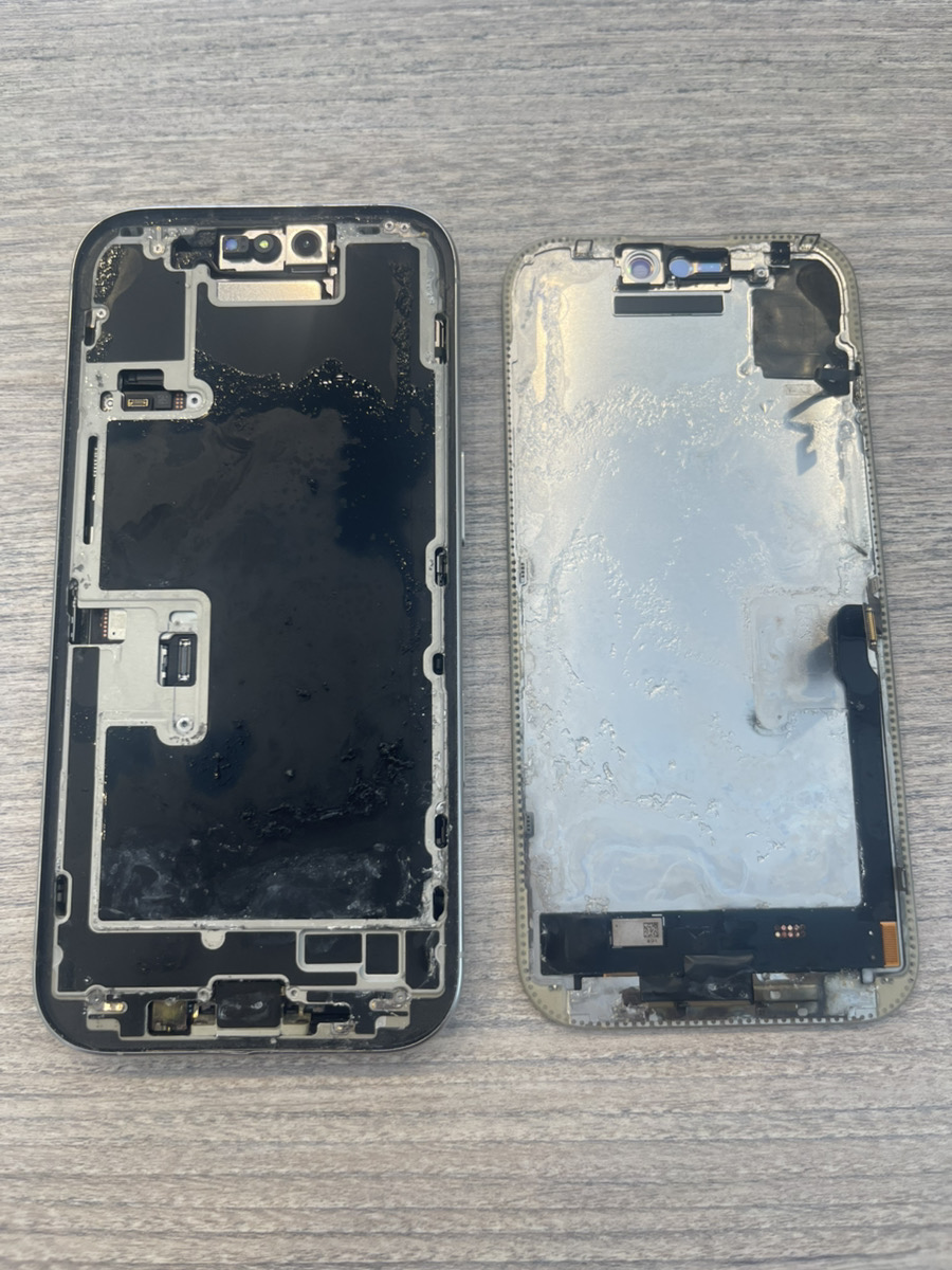 海水没したiPhone 15 Proを開いた状態。全体に白い塩分腐食が広がっている（20代女性 MY様・データ復旧 前編）