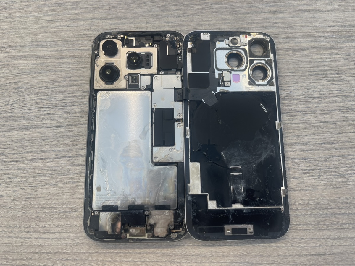 海水没したiPhone 15 Proのフレーム内部。塩分腐食で白く変色している（データ復旧 前編）