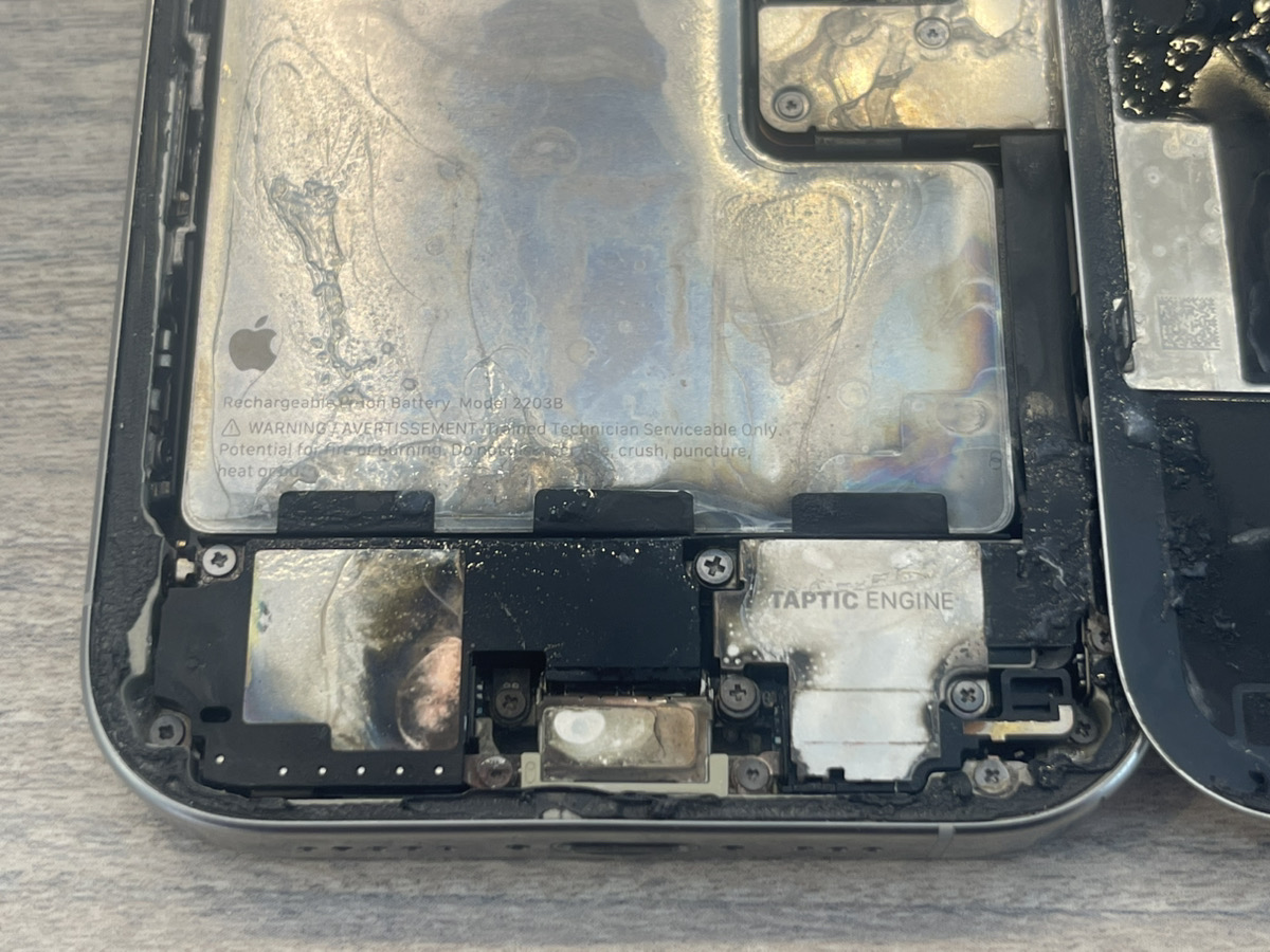 海水没したiPhone 15 Proのバックハウジング側。腐食が広範囲に及ぶ（データ復旧 前編）