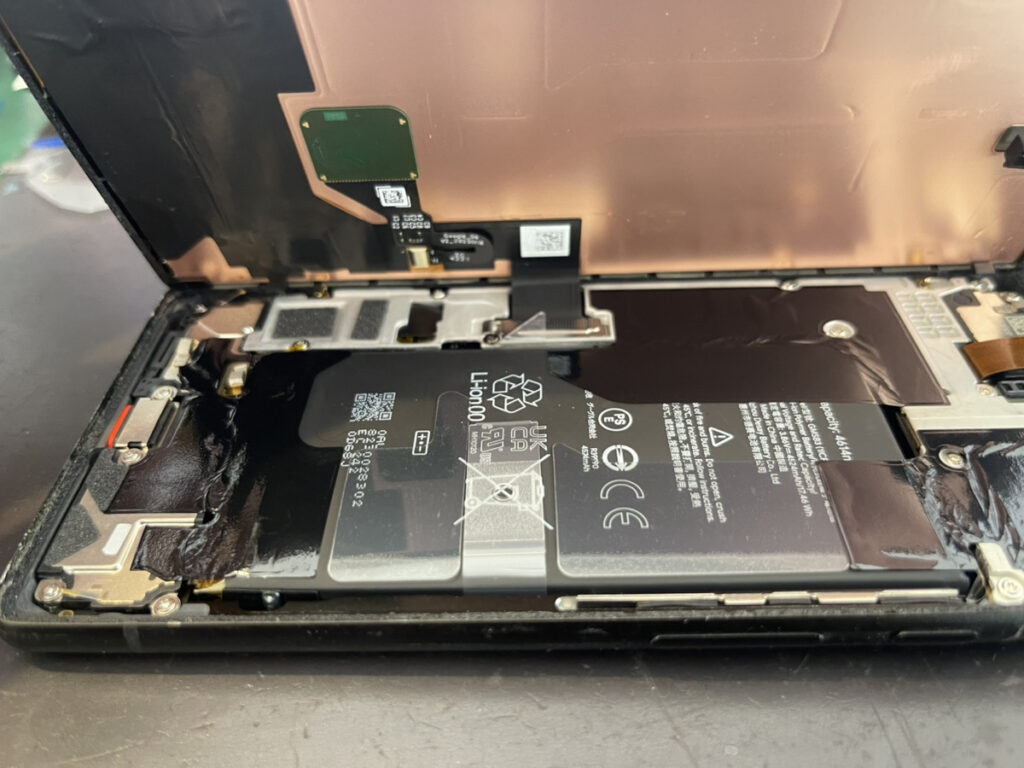 分解したPixel 6の内部。膨張したリチウムイオンバッテリーと、押し上げられて損傷した画面パネルを同時に交換した
