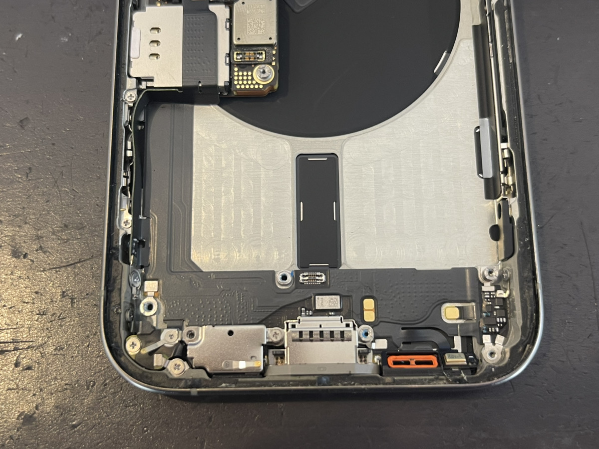 他店の充電口交換後にリンゴループになったiPhone 15 Proの内部・基板まわり（プール水没・データ復旧）