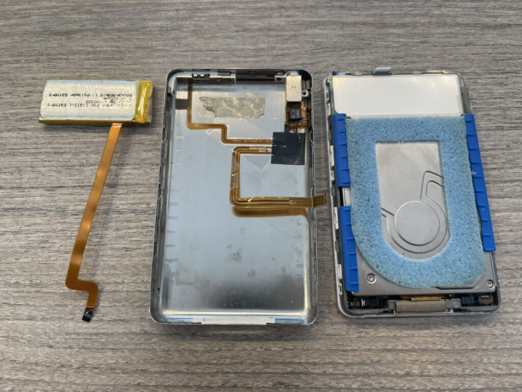 iPod classicの内蔵HDDをSSDへ換装し、劣化したバッテリーも新品に交換した状態