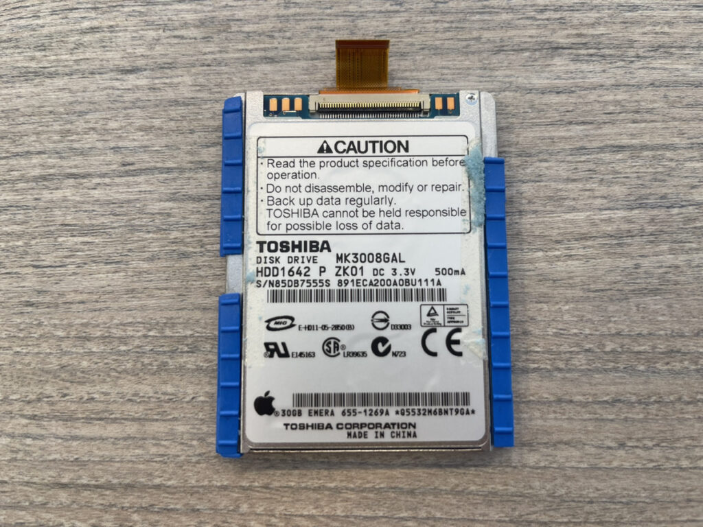 iPod classicから取り外した東芝製1.8インチHDD。ストレージを載せ替えても起動しなかったため原因はディスク側ではないと切り分けた