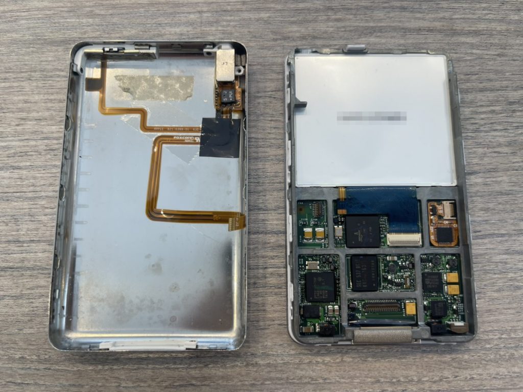 iPod classicを開腹し、ロジックボード（基板）を確認している様子。電源IC・オーディオICの不具合を基板修理で対応した