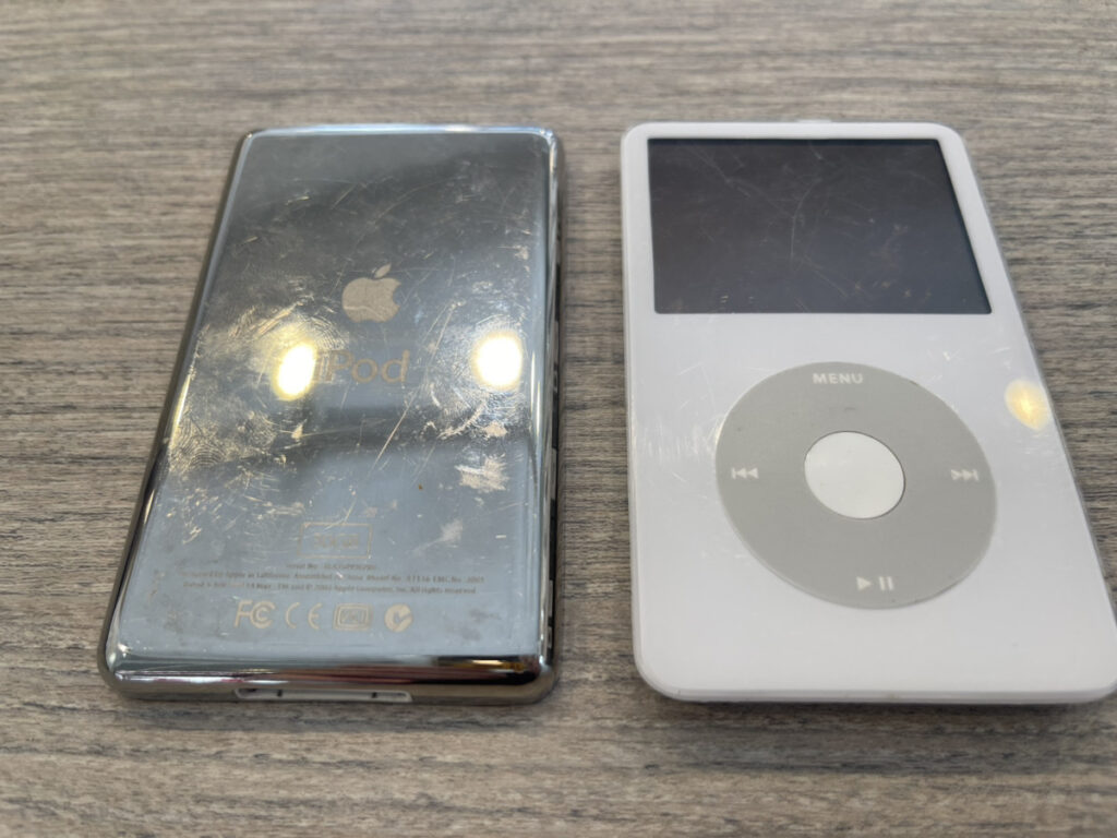 埼玉県から郵送でお預かりしたiPod classic本体。机の中から見つかった全く無反応の状態から基板修理とSSD換装で復活させた