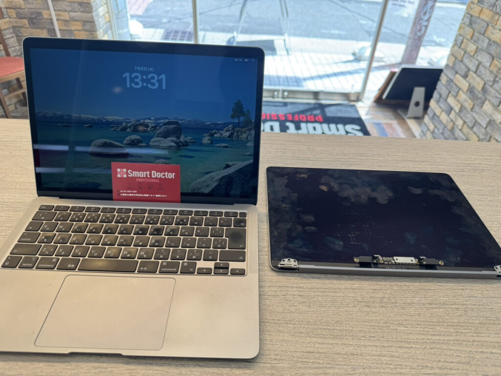 ディスプレイ交換で復旧したMacBook Air M1（左）と、取り外した割れたディスプレイパネル（右）の実機写真