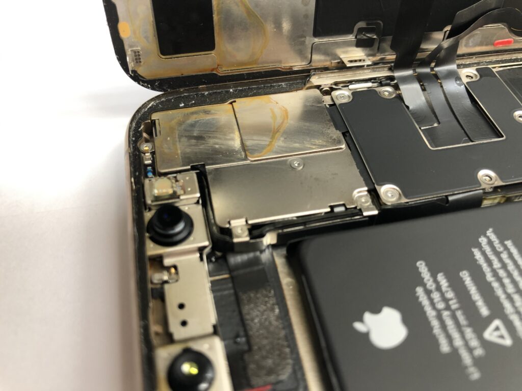 海水没から3日経ち、アウトカメラ周りに塩分腐食（黄色いサビ）が広がったiPhone 11 Proの内部（実機写真）
