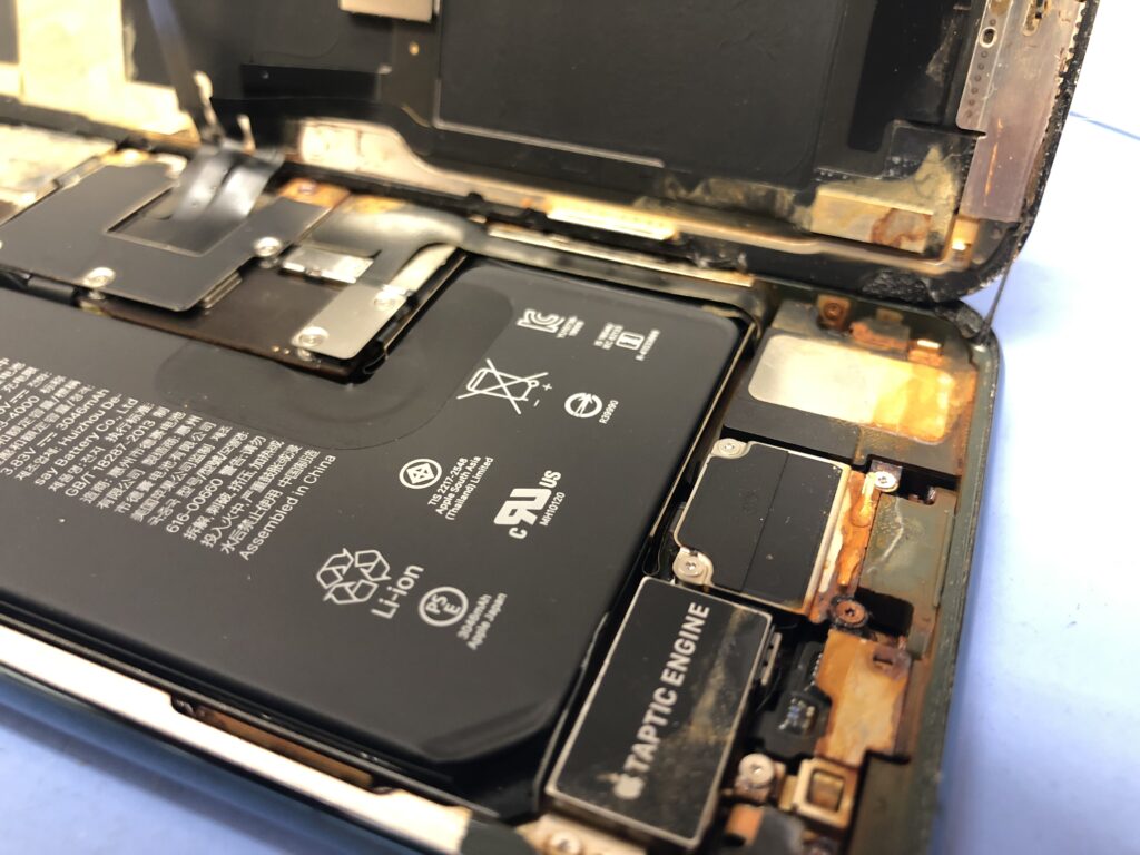 iPhone 11 Proのバッテリー・Taptic Engine周りに広がった塩分腐食（サビ）の様子（実機写真）