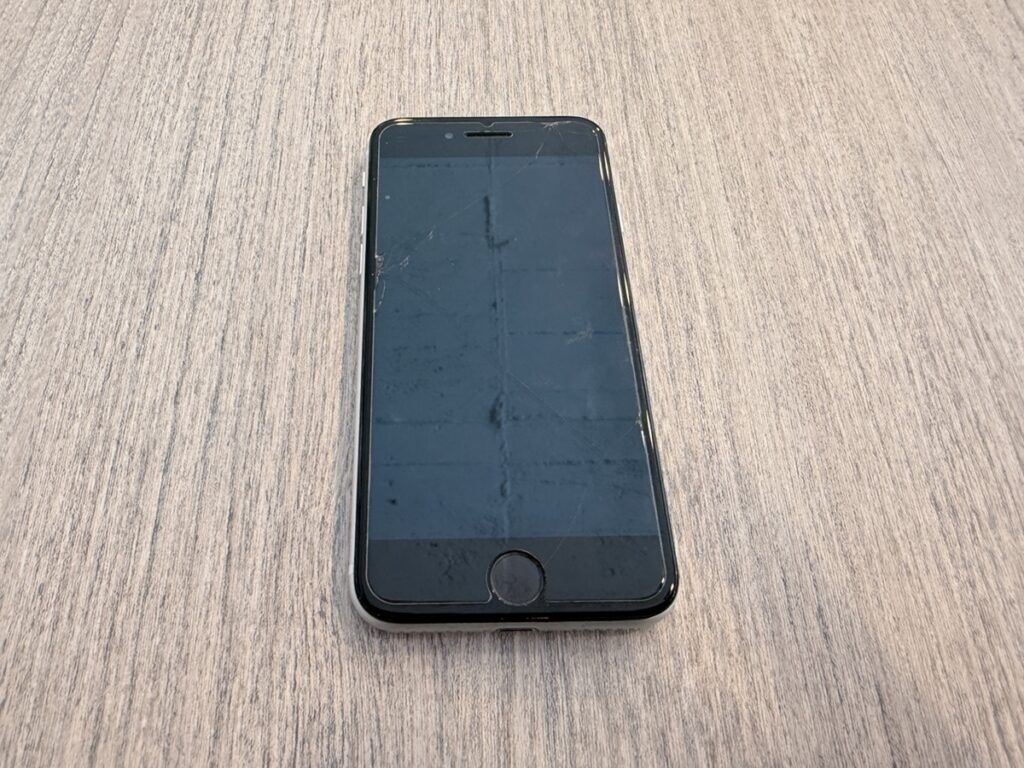突然まったく起動しなくなった（文鎮化）iPhone SE 第2世代の実機写真。電源が入らず画面は真っ暗のまま
