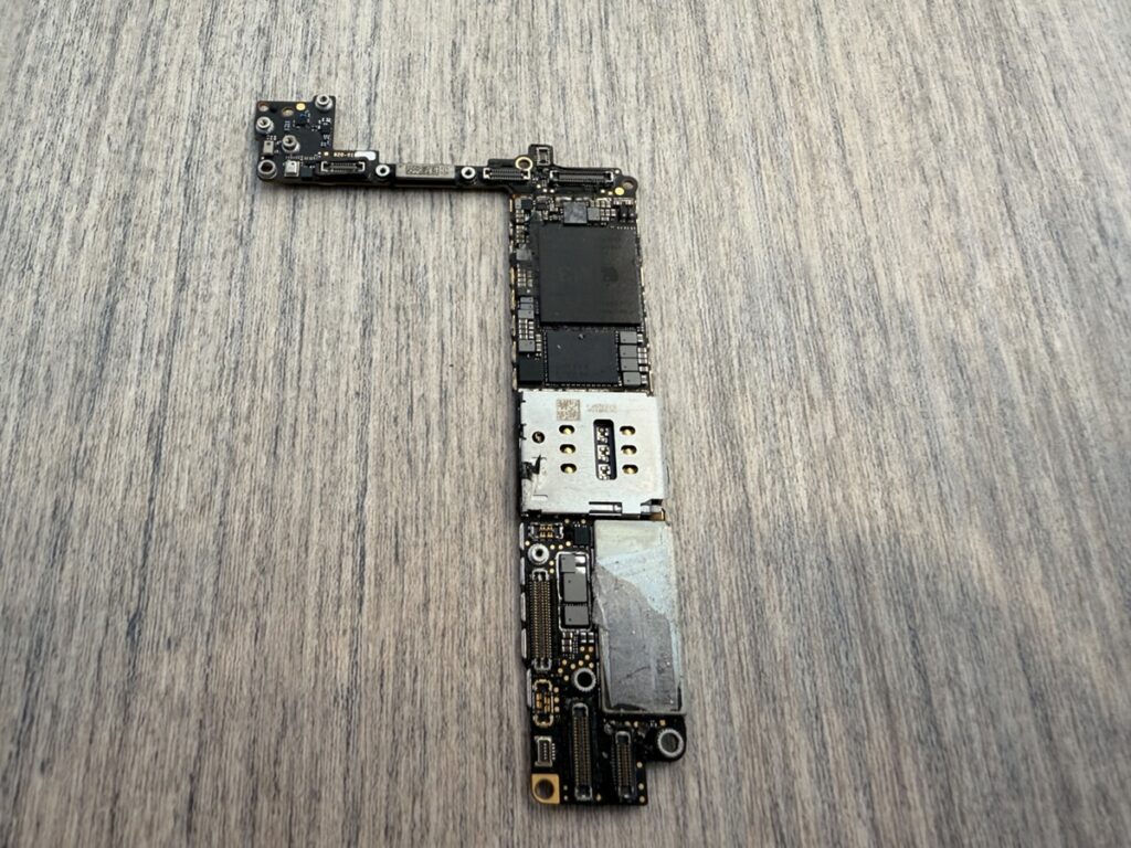 iPhone SE 第2世代（iPhone 8系）の取り外した基板。CPU（SoC）とNANDメモリを含む、起動不良の原因を診断した実機写真