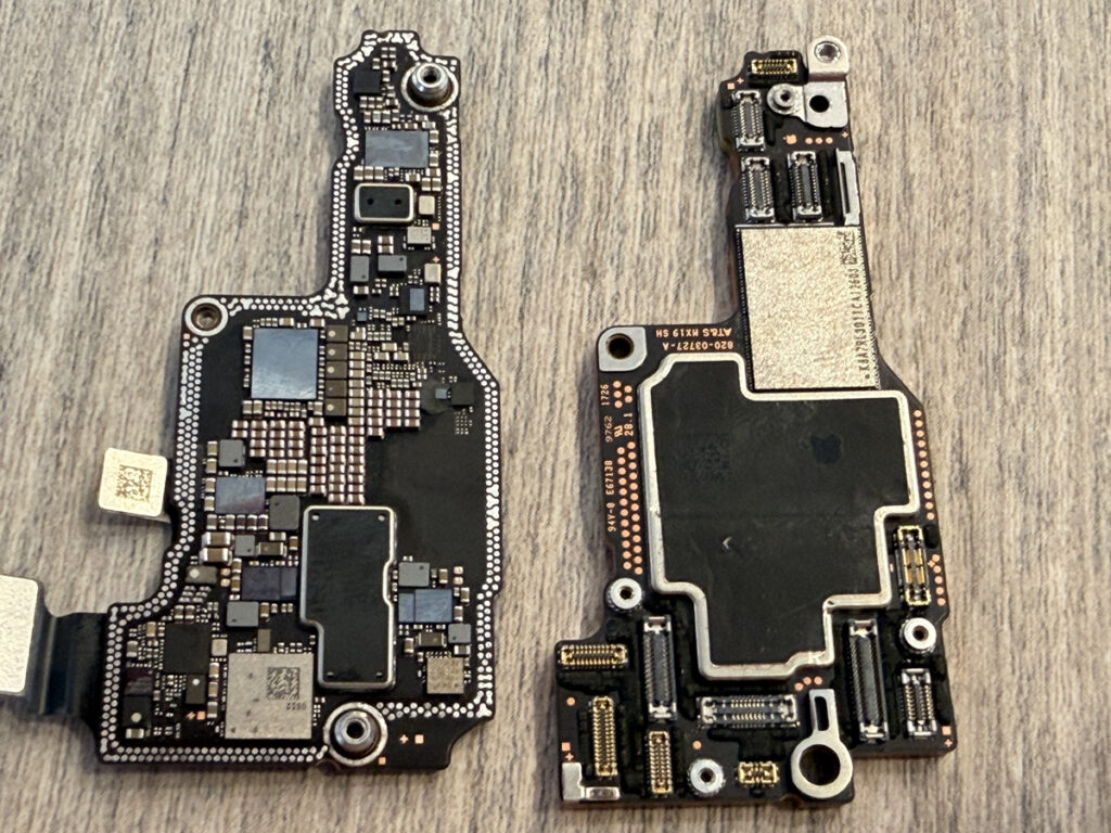 iPhone 17 Proのロジックボード（基板）表裏。電源まわりのコンデンサ焼損を特定して基板修理