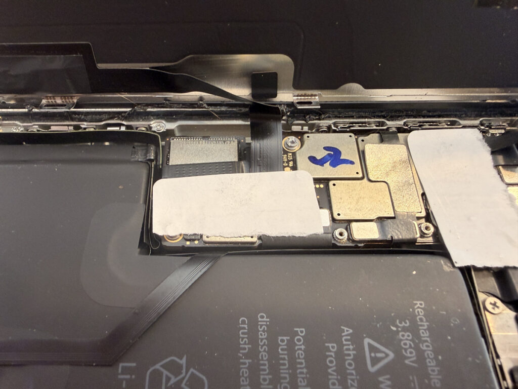 改造iPhoneの基板まわり。雑な部品の取り付けとテープ処理