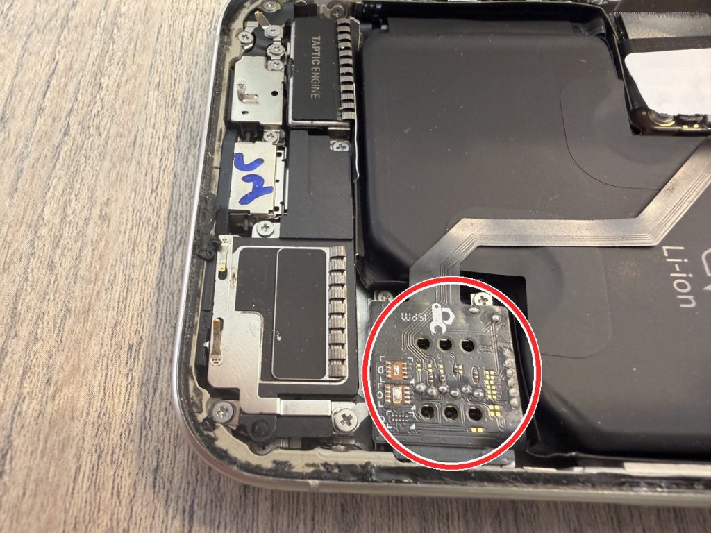 後付けされたSIM改造基板（iSPM）のクローズアップ（赤丸）