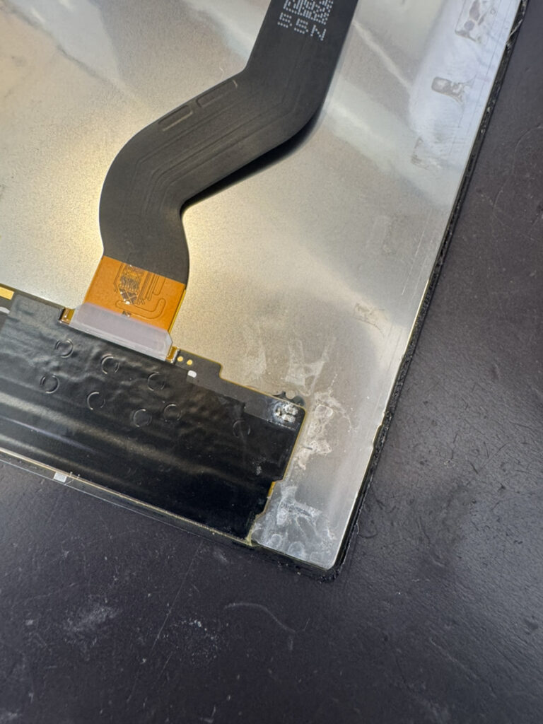 水没したGalaxy Z Fold7の画面パネル裏とフレキケーブル(水分・腐食の痕)
