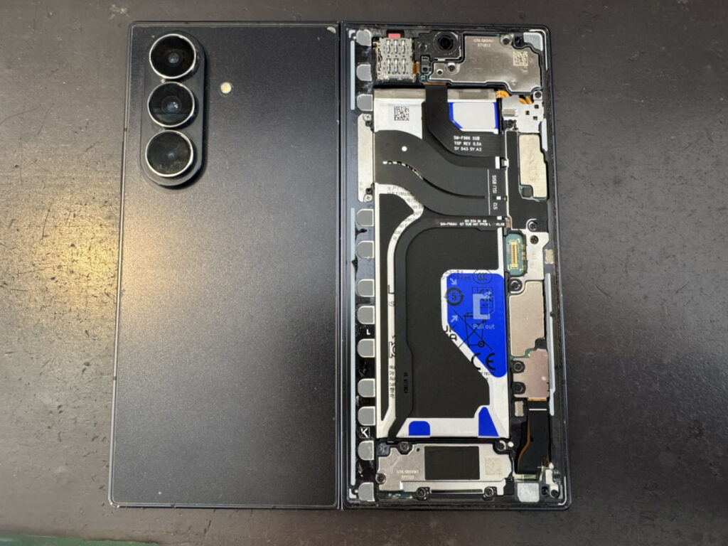 分解したGalaxy Z Fold7(SM-F966)の内部・基板とバッテリー側