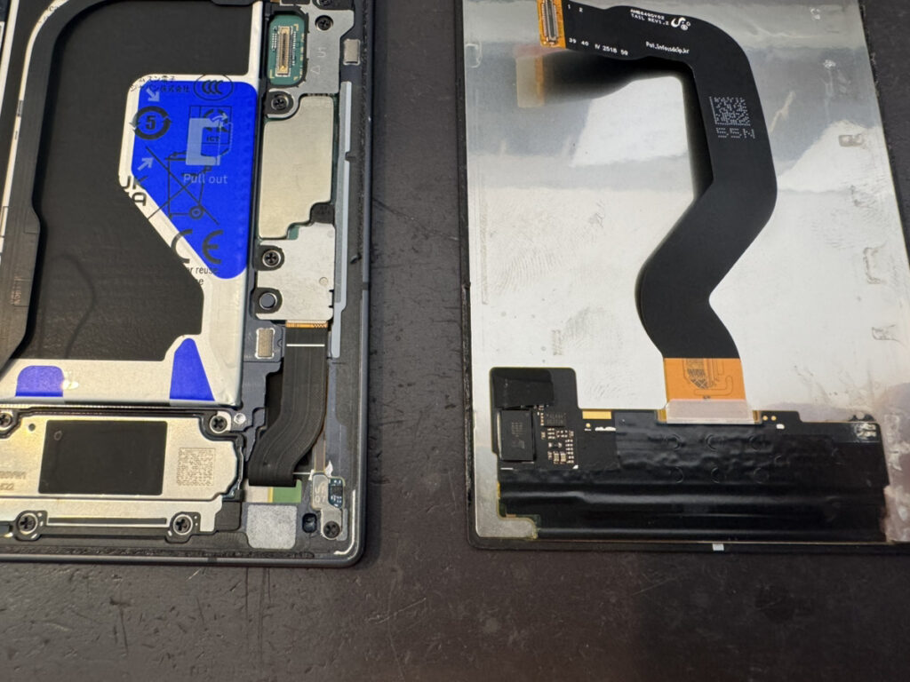 Galaxy Z Fold7の基板コネクタと画面パネル側フレキケーブルの接写