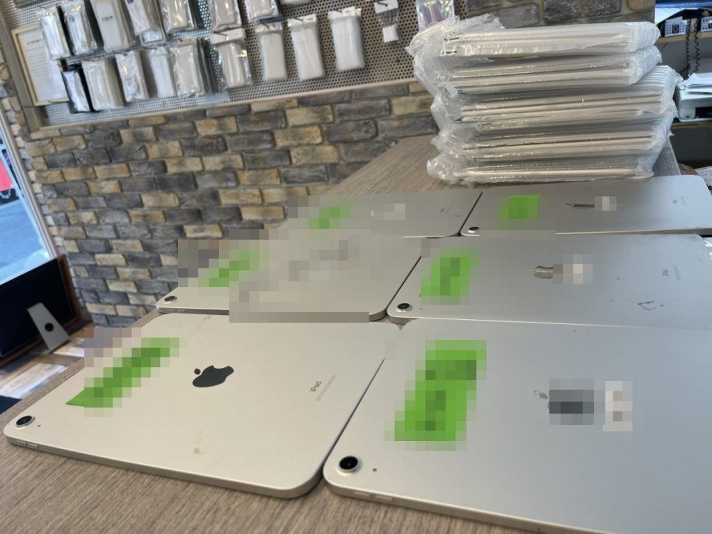 教育機関から法人修理でまとめてお預かりしたiPad。ガラス割れ・液晶・筐体の歪み・基板修理など内容ごとに管理して対応（管理番号・氏名はマスキング済み）
