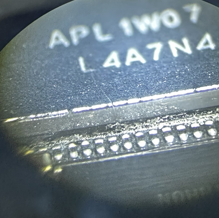 iPhone 13のAチップを横切るクラックを顕微鏡で確認した写真