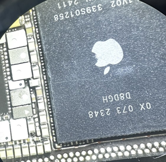 筐体変形後に顕微鏡で確認したiPhone 15 ProのAチップ損傷