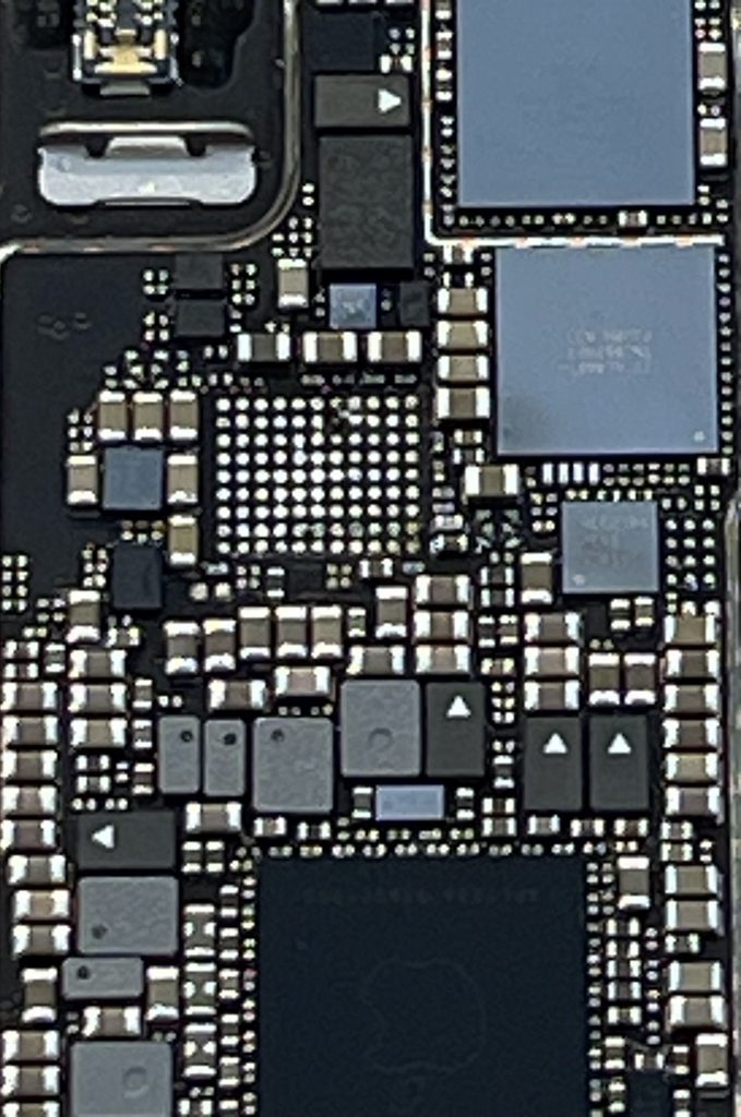 水没で熱損傷した充電IC周辺のiPhone 15基板
