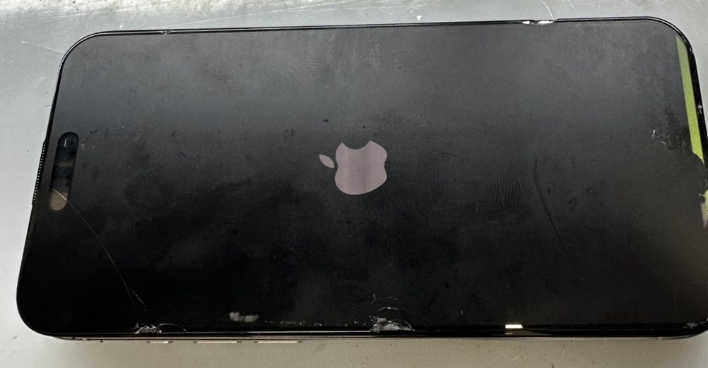 電源が入らなくなったiPhone 15 Proの画面（水没・リンゴループ）
