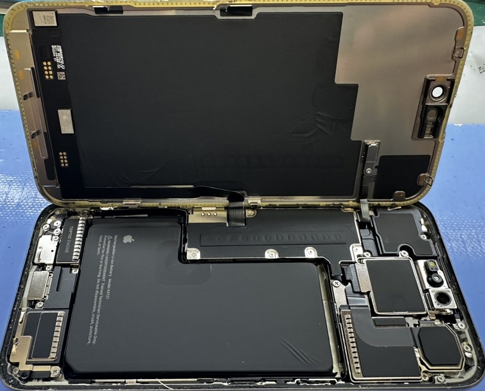 分解して内部・基板を点検するiPhone 15 Pro