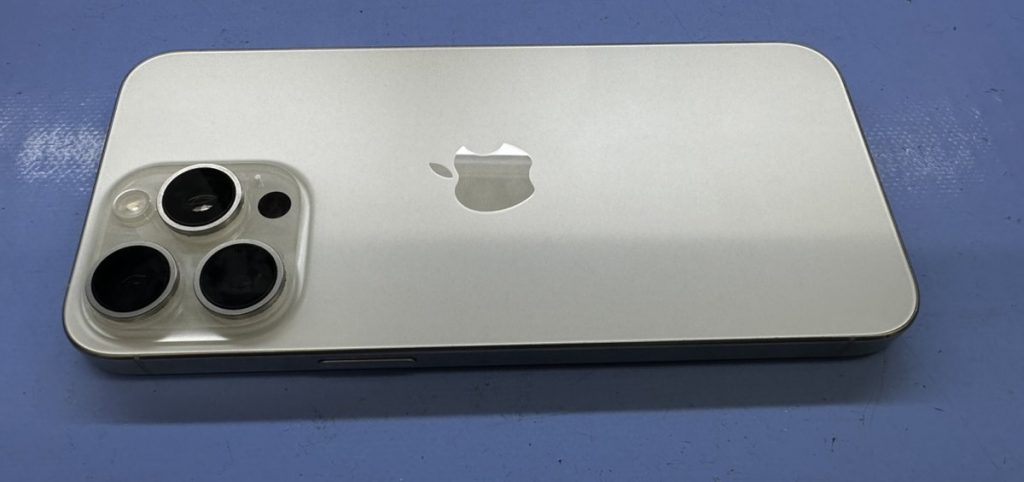 基板修理・液晶交換を終えたiPhone 15 Proの背面