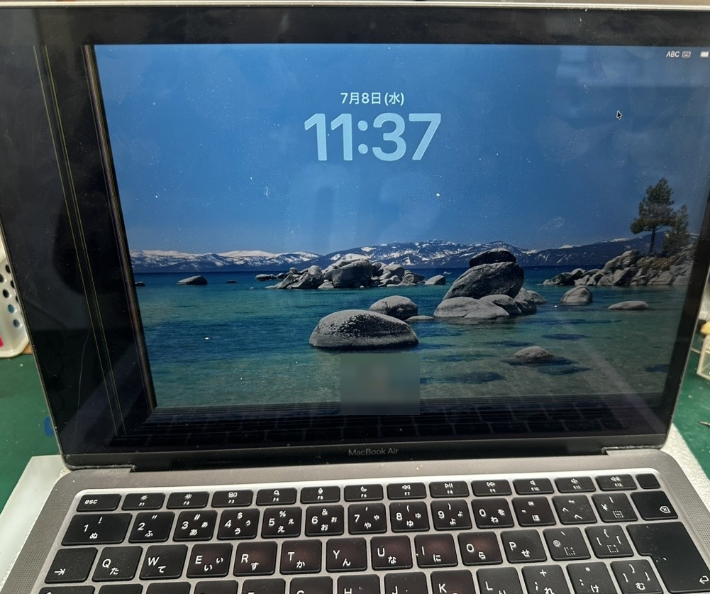 ペンを挟んで閉じ左下から液晶が割れ、画面に表示の乱れ（縦線）が出たMacBook Air M1の症状（実機写真・お客様情報はマスク済）