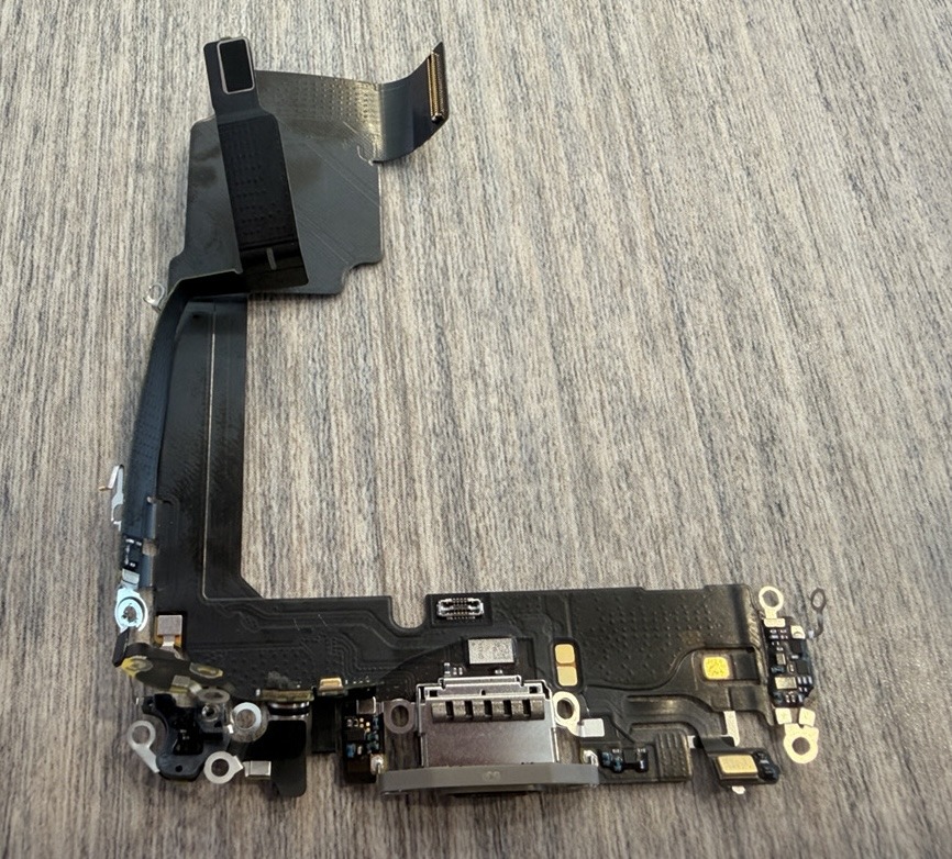iPhone 15 Proの取り外した充電口（Cコネクタ／USB-C）フレックス。水没後の他店交換でリンゴループになった端末