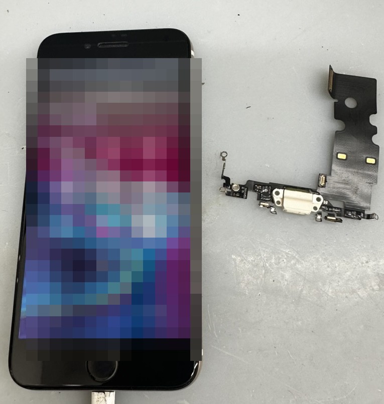 iPhone SE第3世代の起動復旧後の画面（モザイク済）と、取り外した充電口（ライトニング）フレックス
