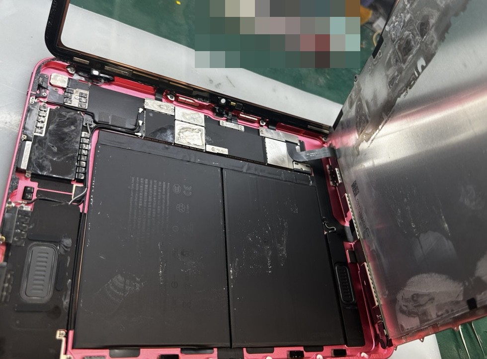 iPad 第10世代を分解して水没の状況を確認している様子