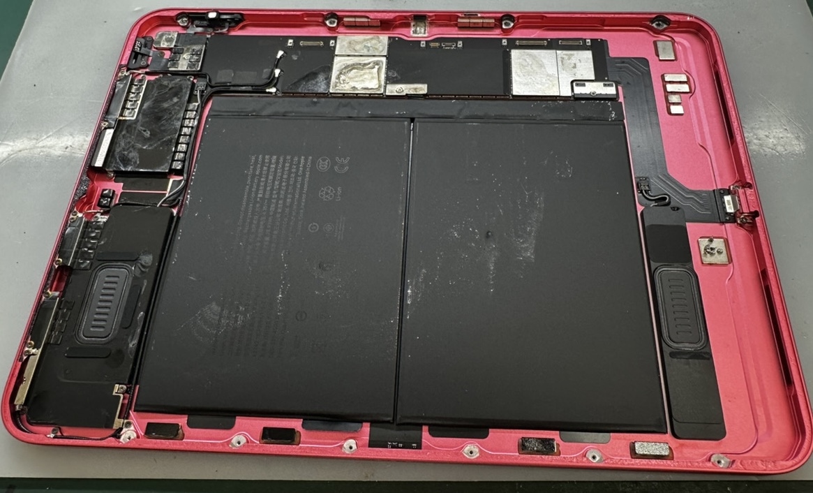 お風呂で水没したiPad 第10世代を開けた状態。基板・バッテリー・スピーカー