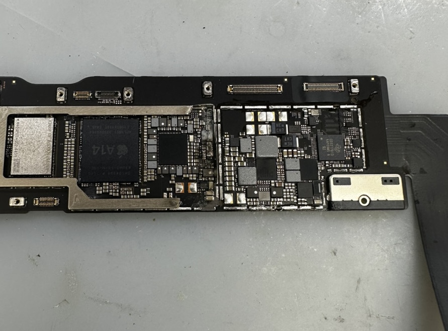 iPad 第10世代の基板。A14チップとIC・コンデンサを診断して修理する