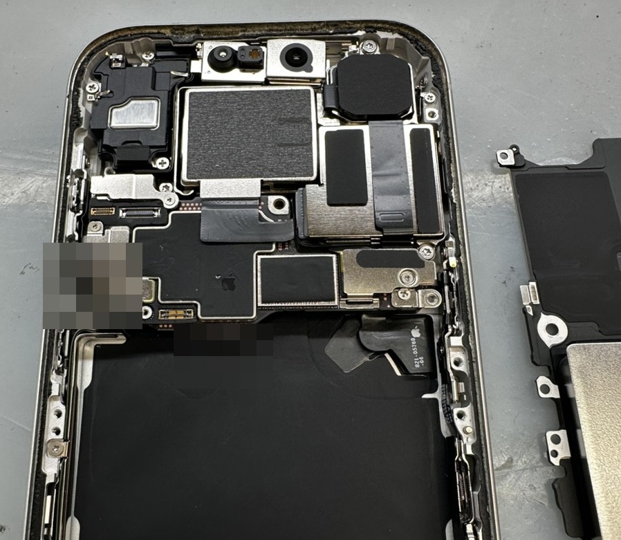 iPhone 17 Proのロジックボード周辺。水分侵入の影響を診断している様子