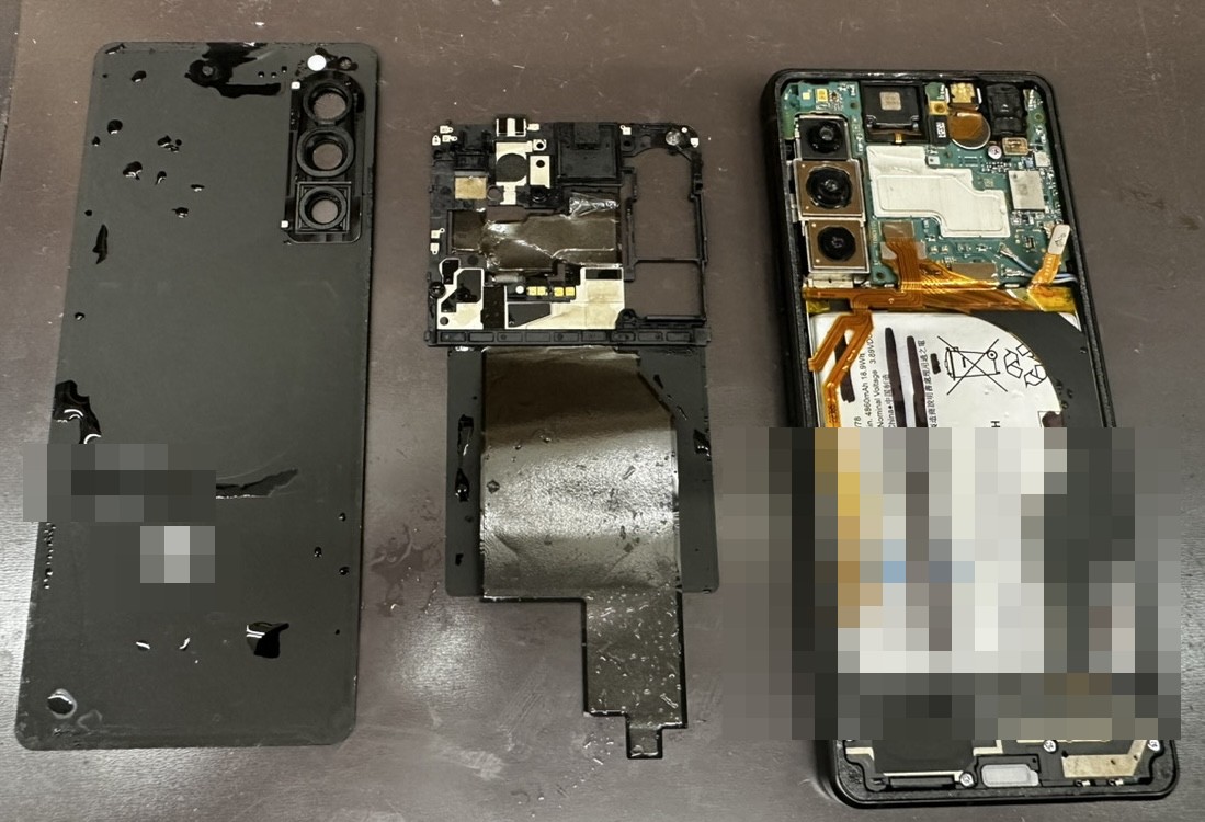 氎没ããXperia 5 IVãåè§£ããèé¢ã«ããŒã»ãã¬ãŒã ã»åºæ¿ãšããããªãŒã«åããŠå
éšã®æ°Žåãšè
é£ã確èªããæ§å