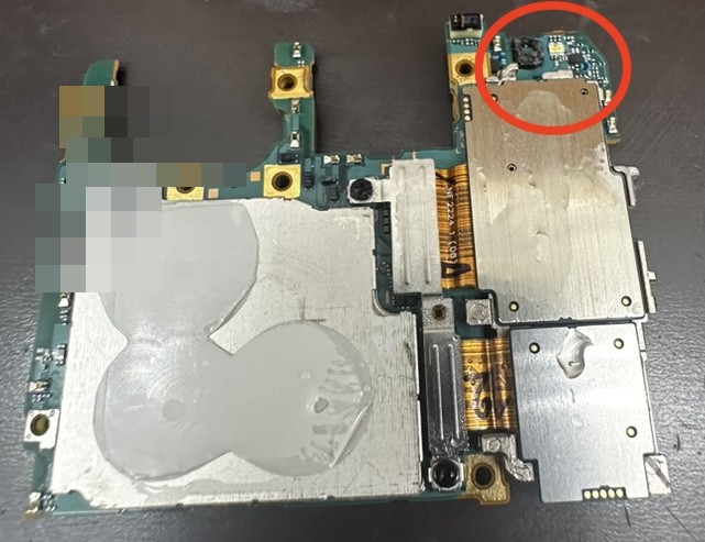 Xperia 5 IVã®åºæ¿ãèµ€æ éšåã«æ°Žæ²¡ã«ããè
é£ïŒå€è²ïŒã確èªã§ããæ§å