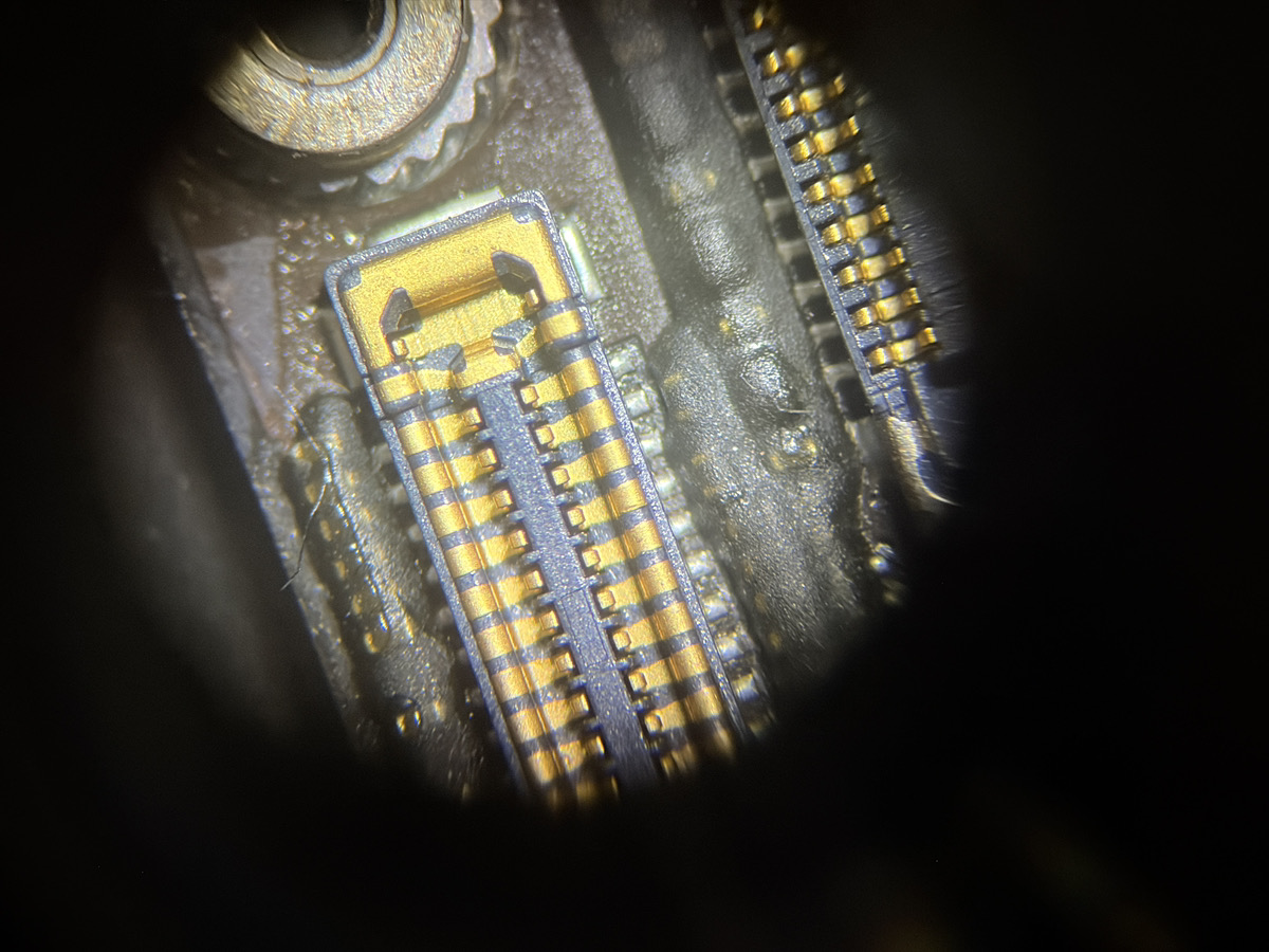 顕微鏡で見たiPhone 11 ProのFPCコネクタ。周囲に水分・腐食の跡