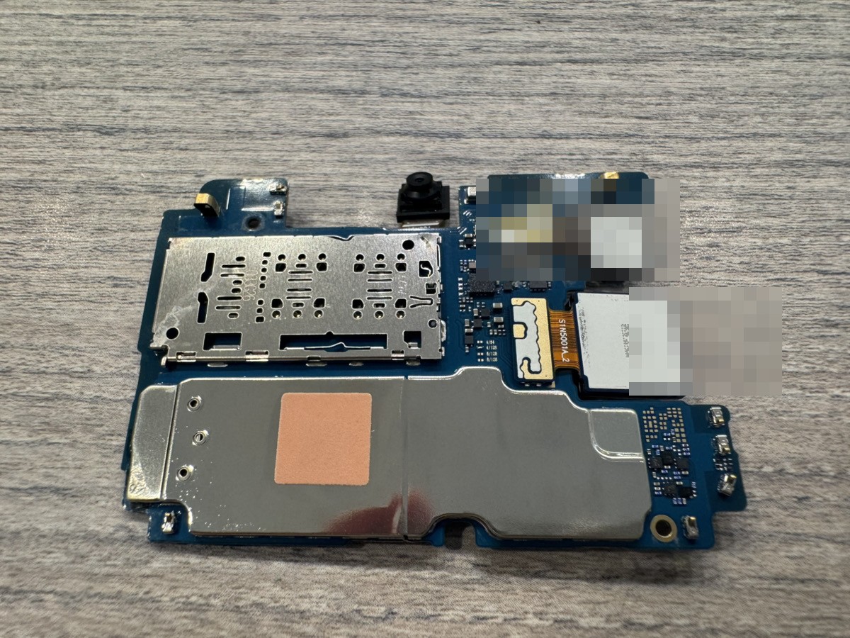 Galaxy M52から取り出した基板（ロジックボード）。電源まわりの部品を診断・修理する