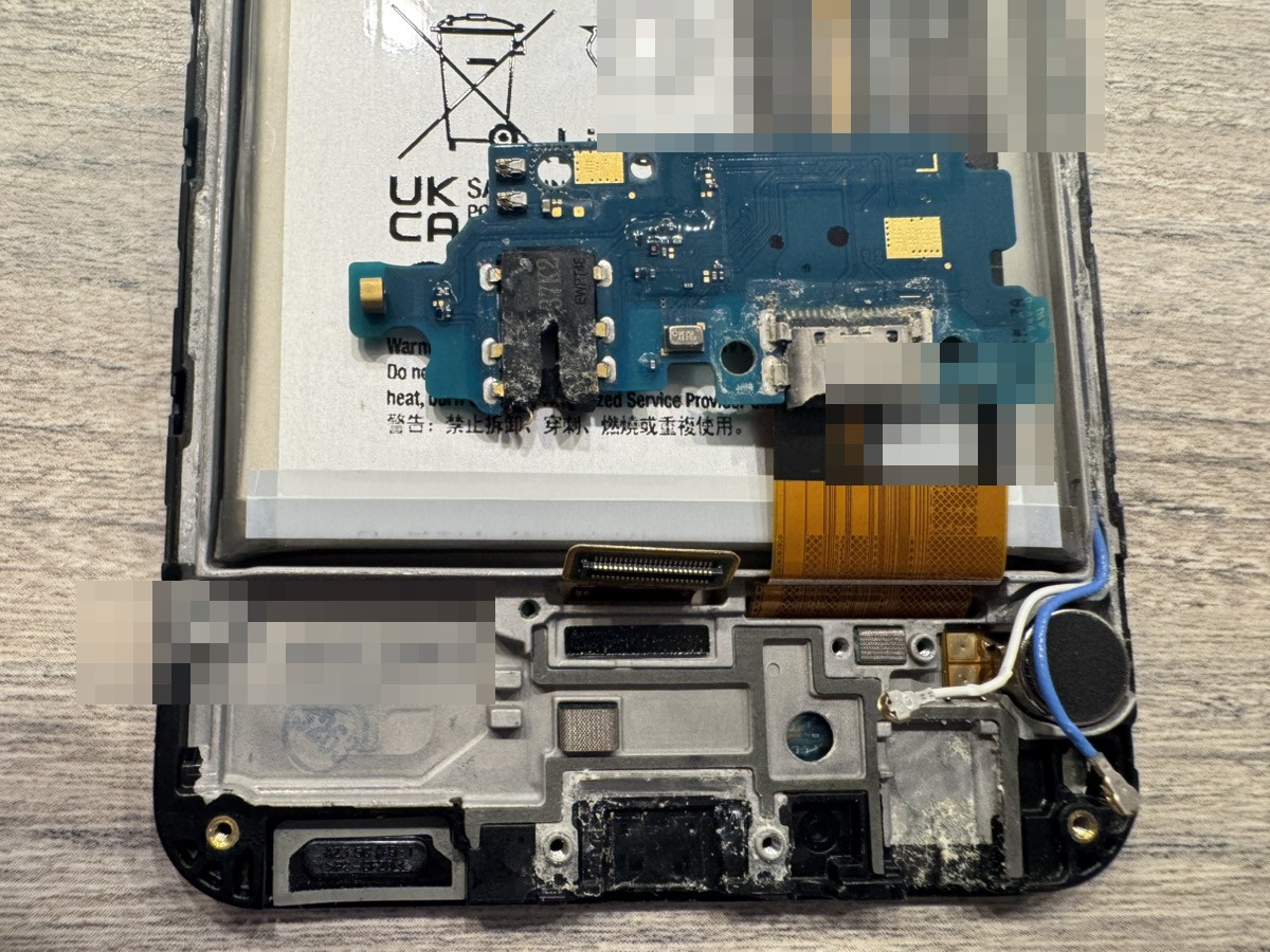 海水没したGalaxy M52を分解した様子。充電口（USB-C）まわりや基板に腐食が見られる