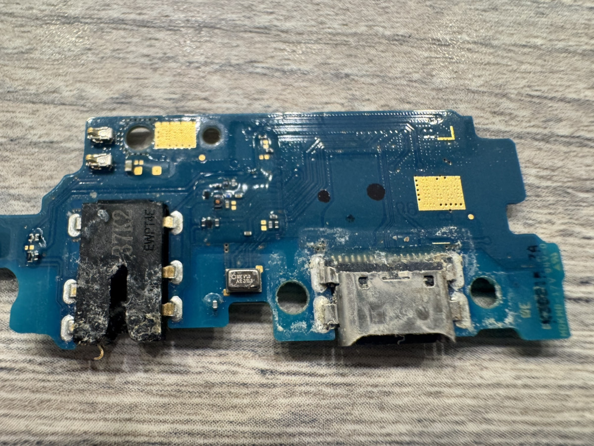 Galaxy M52の充電口（USB-C）とイヤホン端子まわりが海水で激しく腐食している様子