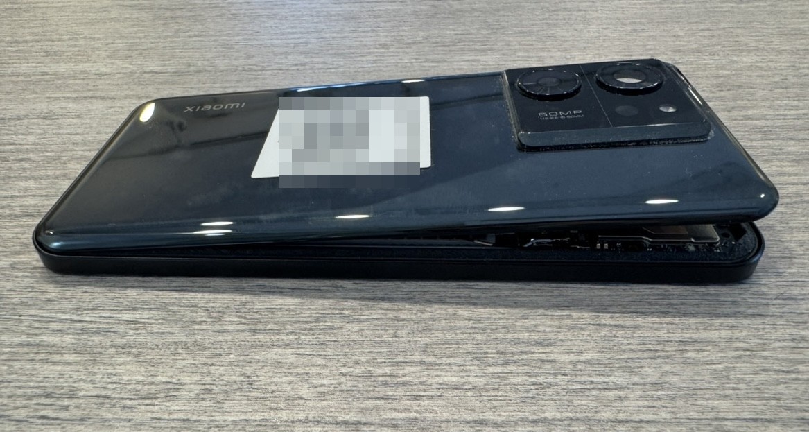 Xiaomi 12T Proのバッテリー膨張で背面カバーが浮き、側面にすき間ができている様子