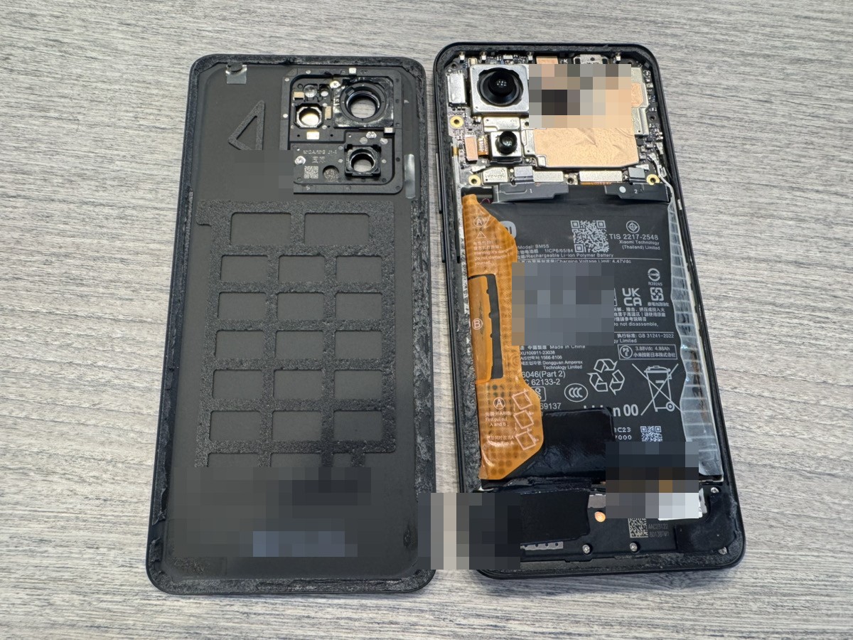 Xiaomi 12T Proを分解し、膨張したバッテリー(BM5S)を確認・交換する様子