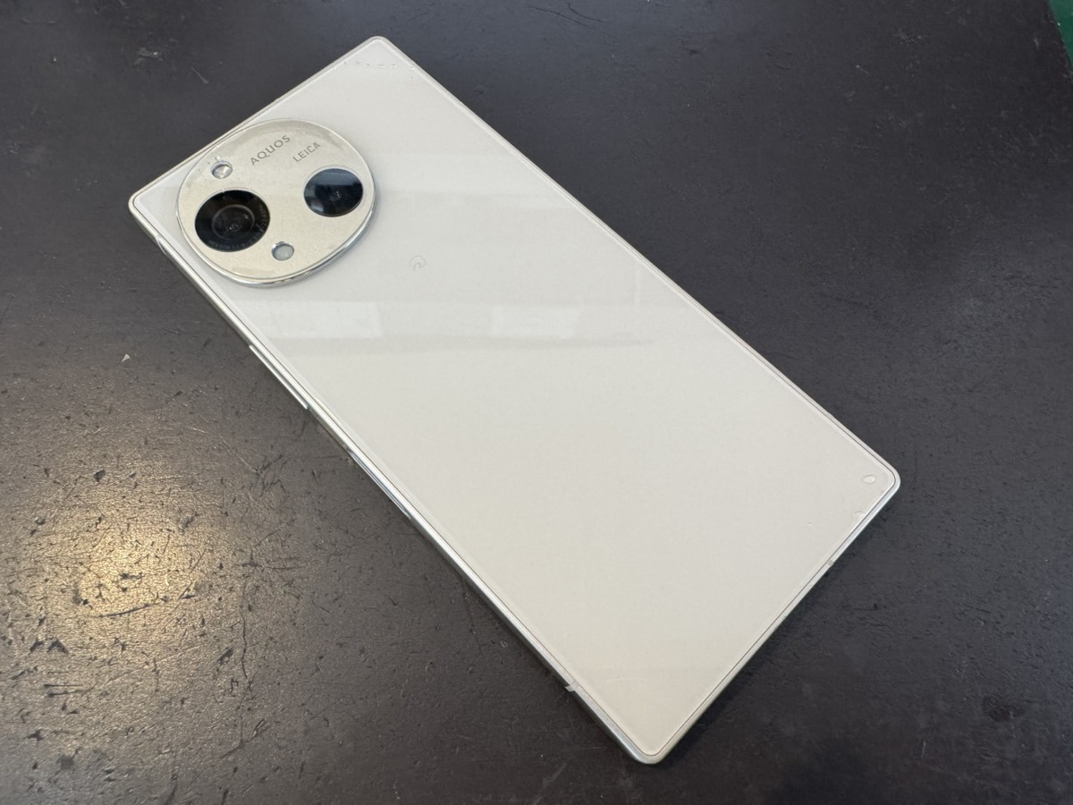 水没に気づかないまま使われていたAQUOS R10の外観。外側からは異常が見えない