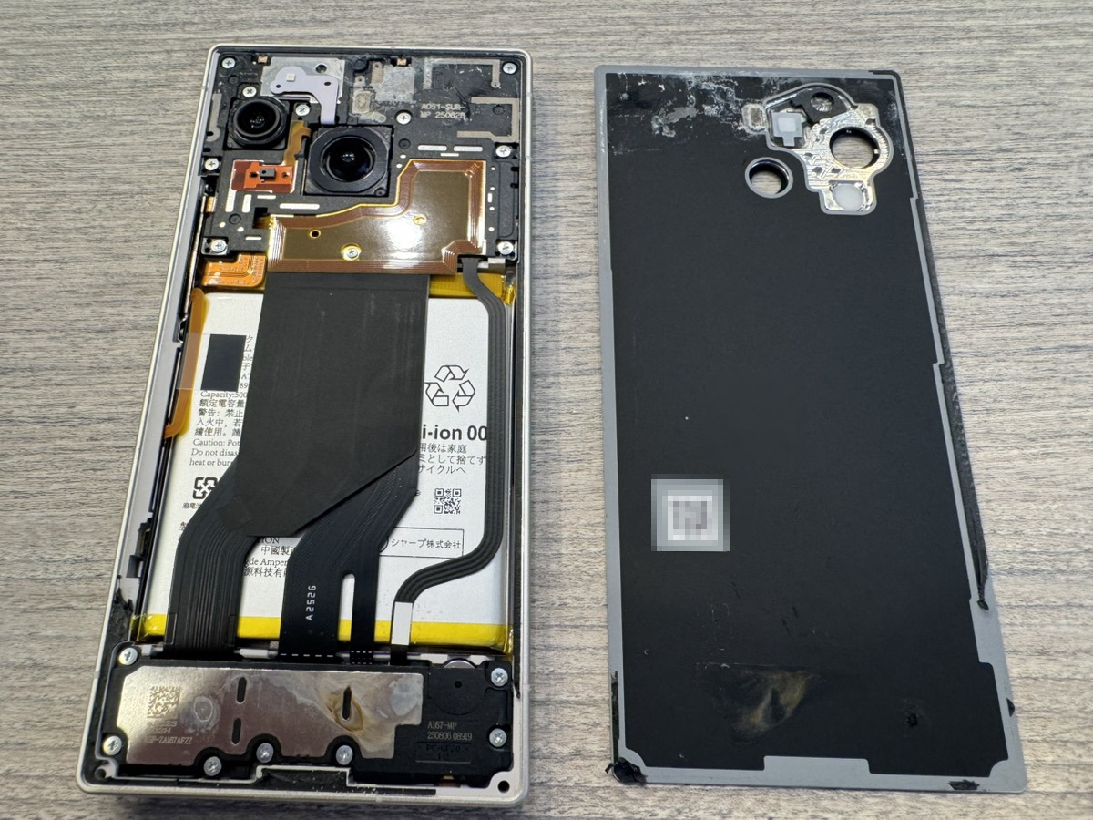 AQUOS R10を分解した状態。本体側と取り外した背面カバー