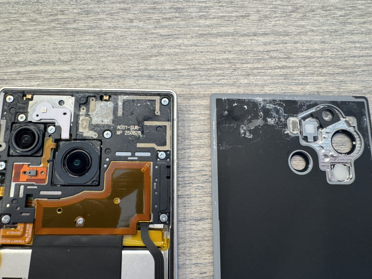 AQUOS R10のカメラ周辺と背面カバー内側。水没の影響が複数箇所に及んでいる