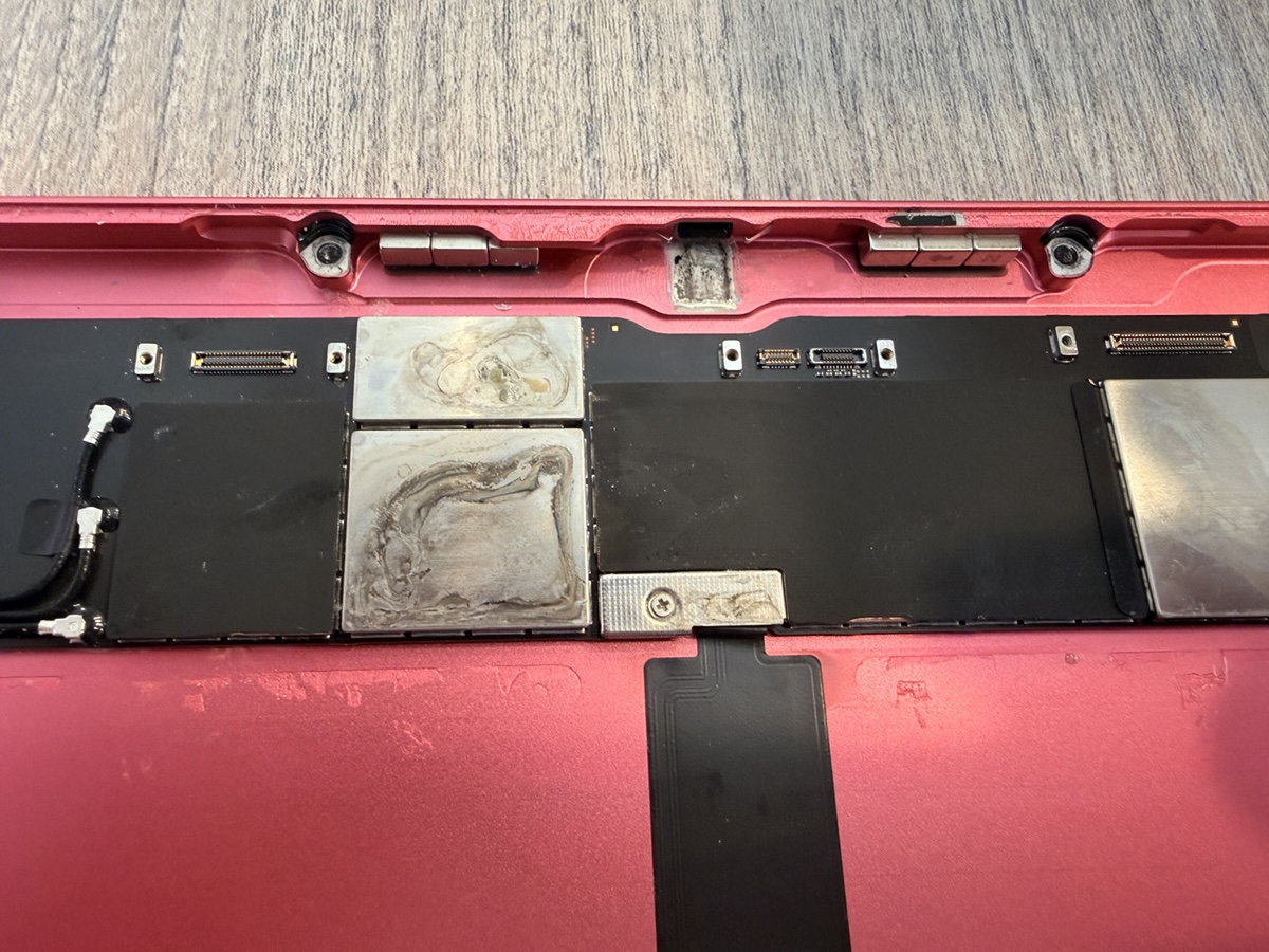 iPad基板のシールド上に広がる水没による腐食の跡