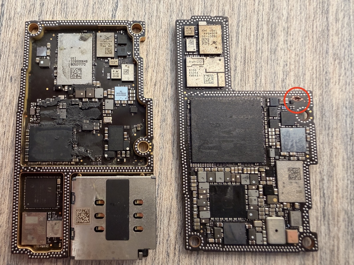 iPhone 11 Proの基板 表裏。左の基板に広範囲の焦げ、右の基板の角に損傷(赤丸)