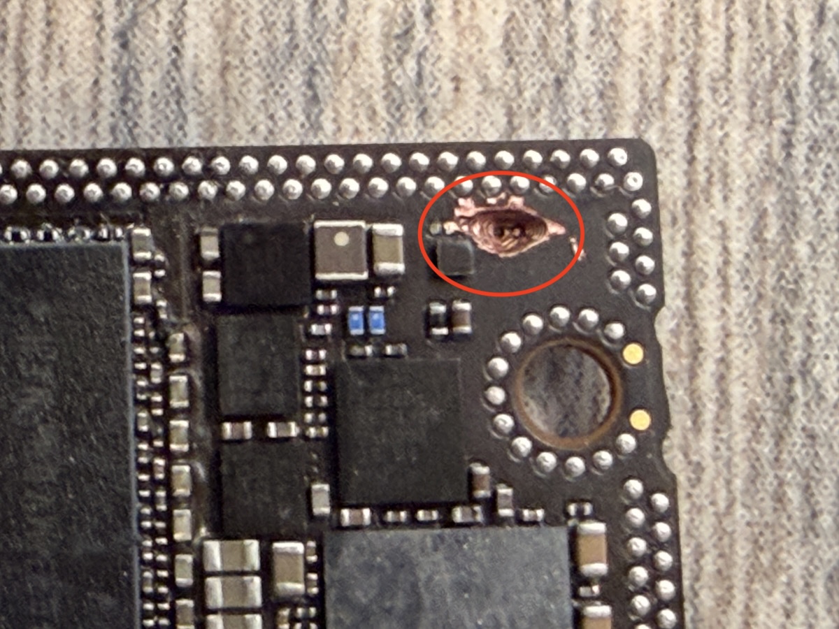 iPhone 11 Proの基板に空いた大きな穴(赤丸)。積層基板が破壊されている