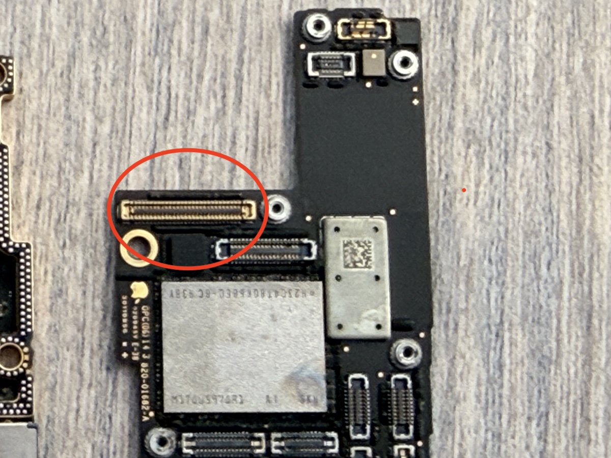 iPhone 11 Proの基板コネクタ部(赤丸)