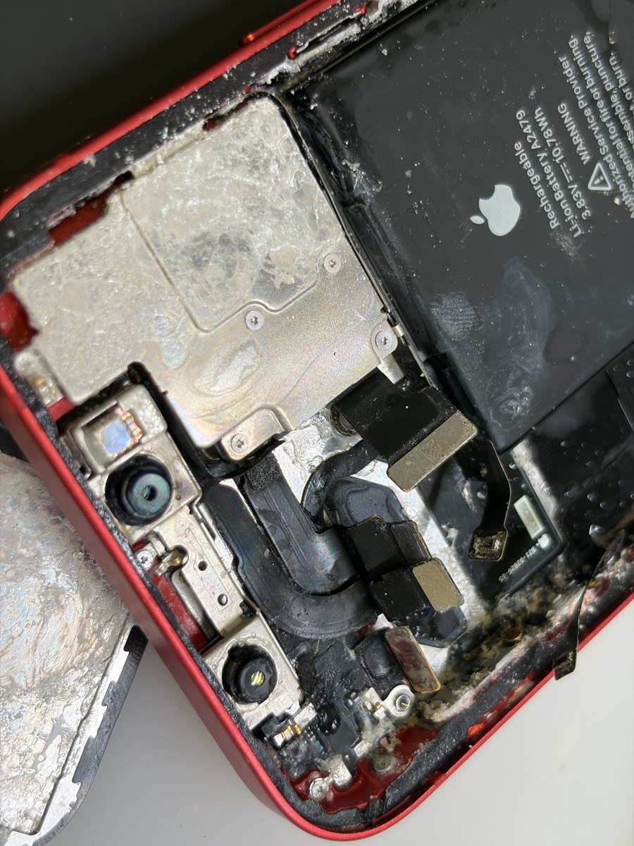 iPhone 12のバッテリー表面とカメラ周辺に達した塩分結晶と腐食
